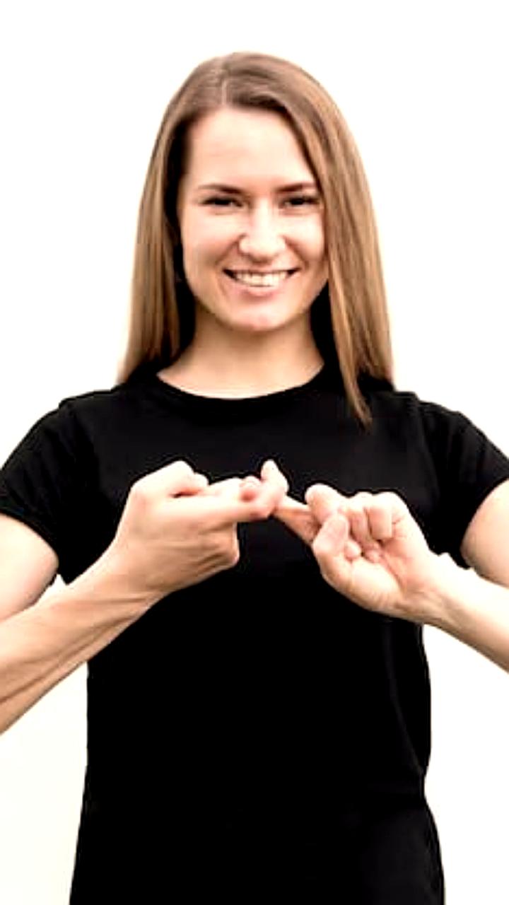 ВТБ запускает видеоконсультации на жестовом языке для людей с нарушением слуха