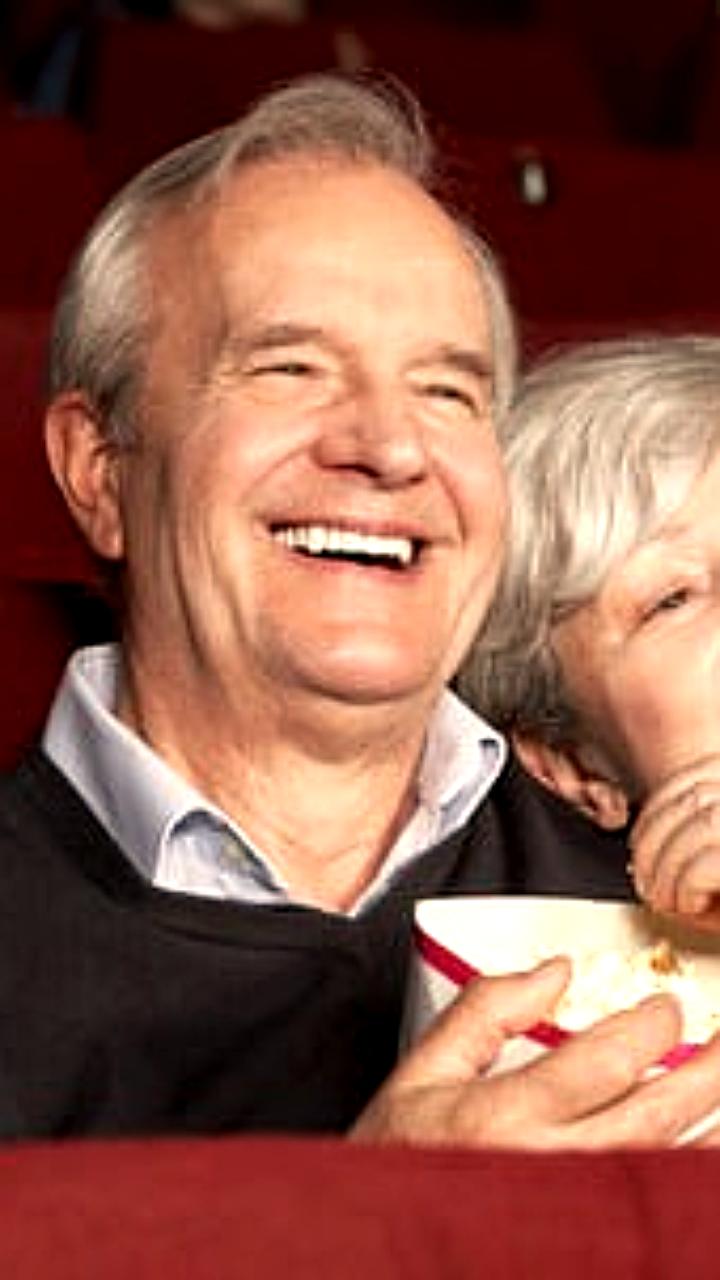 Госдума предлагает бесплатные билеты в театр и кино для долгожителей брака