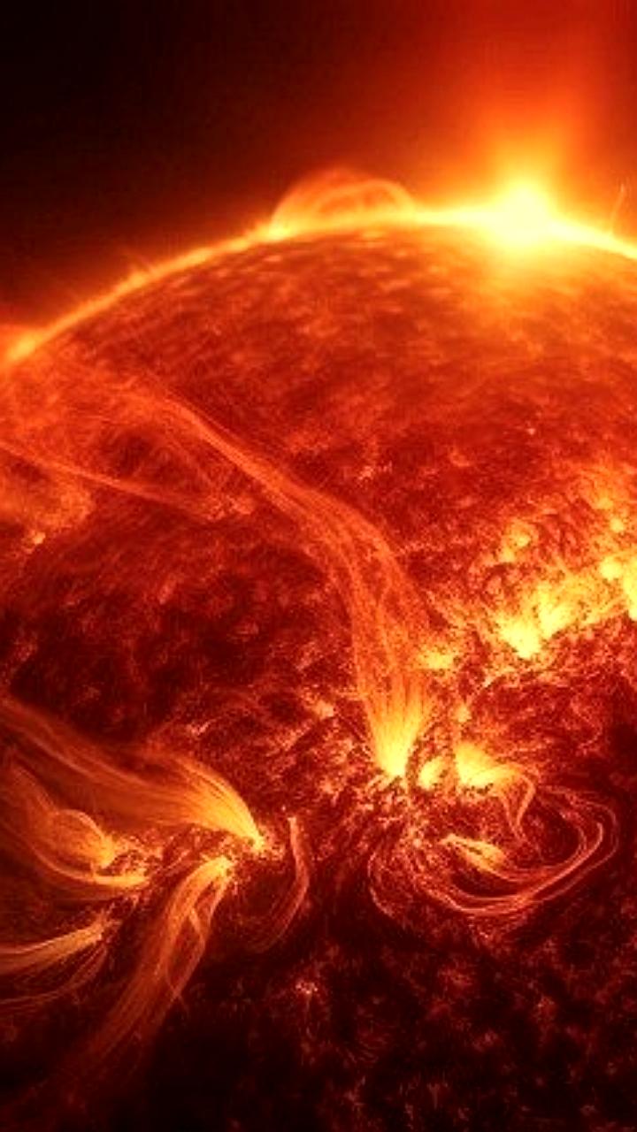 Солнечные вспышки продолжают угрожать Земле: активный центр скоро станет видимым