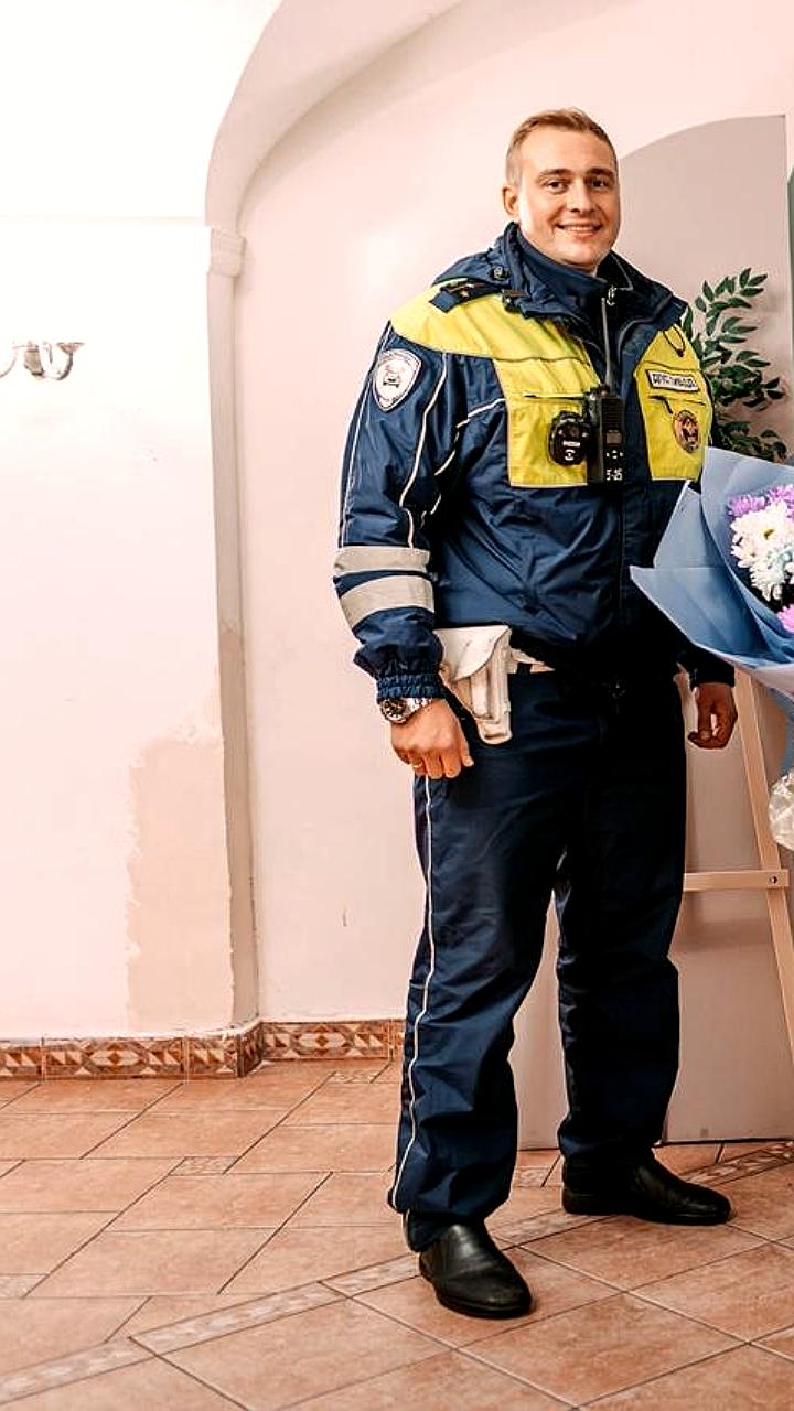 Полицейские Петербурга помогли женщине добраться до роддома во время родов