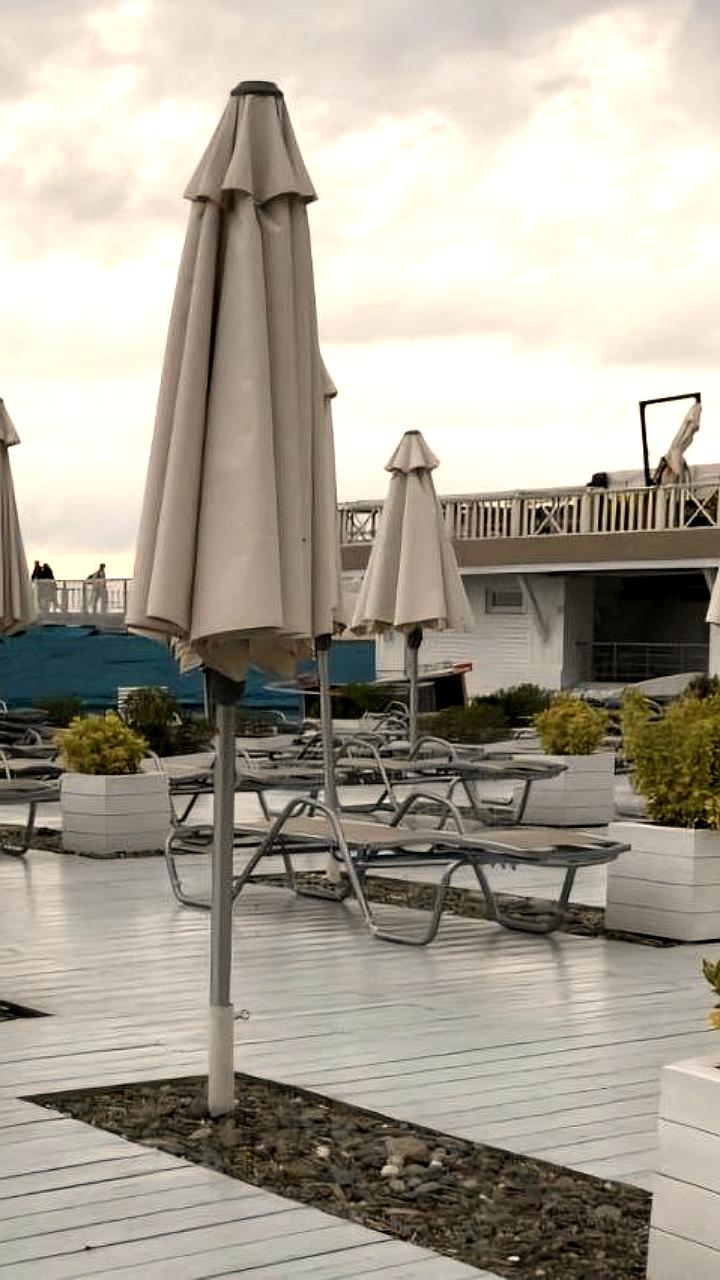 В Сочи откроются 30 зимних пляжных зон с золотистыми флагами