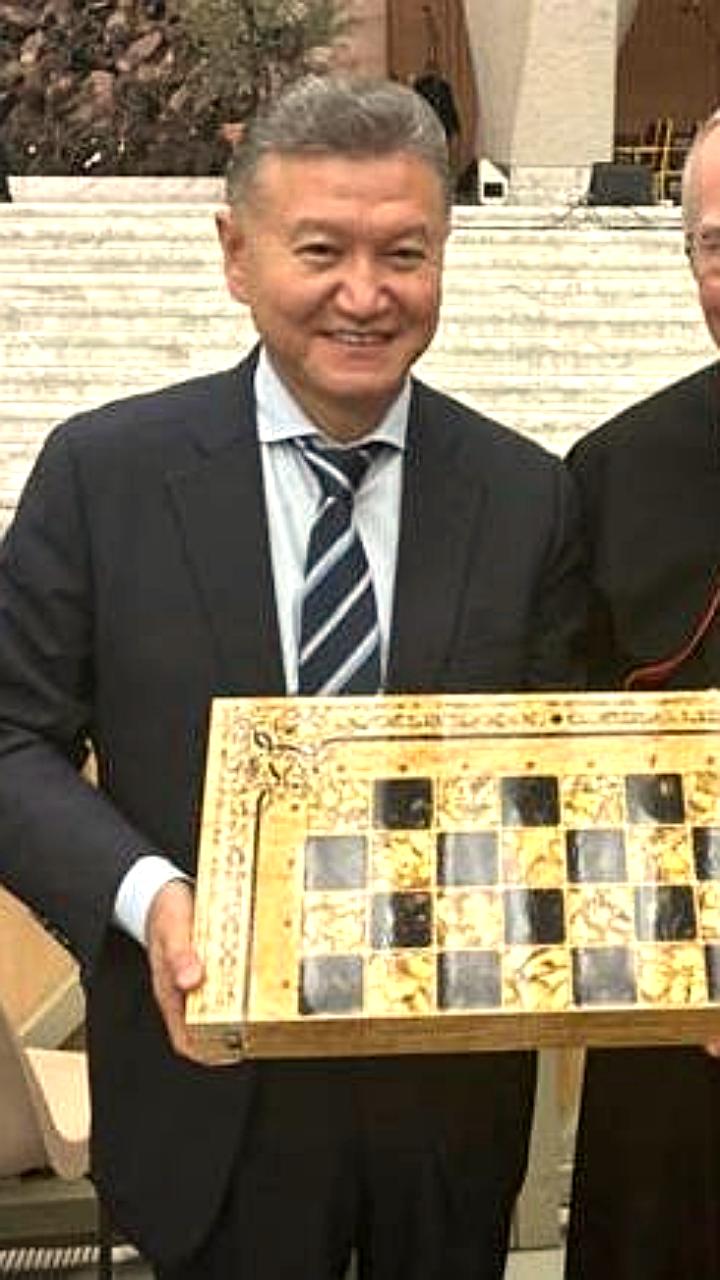 Дагестанские шахматы подарены Папе Римскому в Ватикане