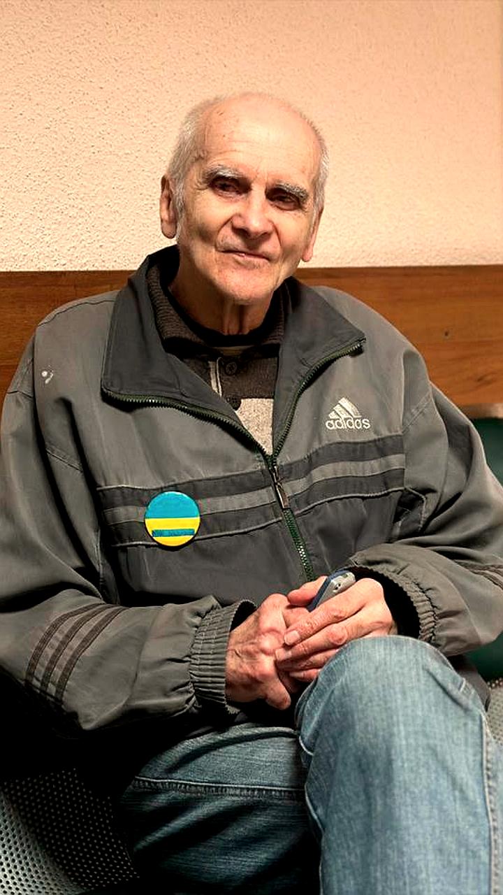 Пенсионера Михаила Пушницкого оштрафовали за пацифистский значок на акции памяти