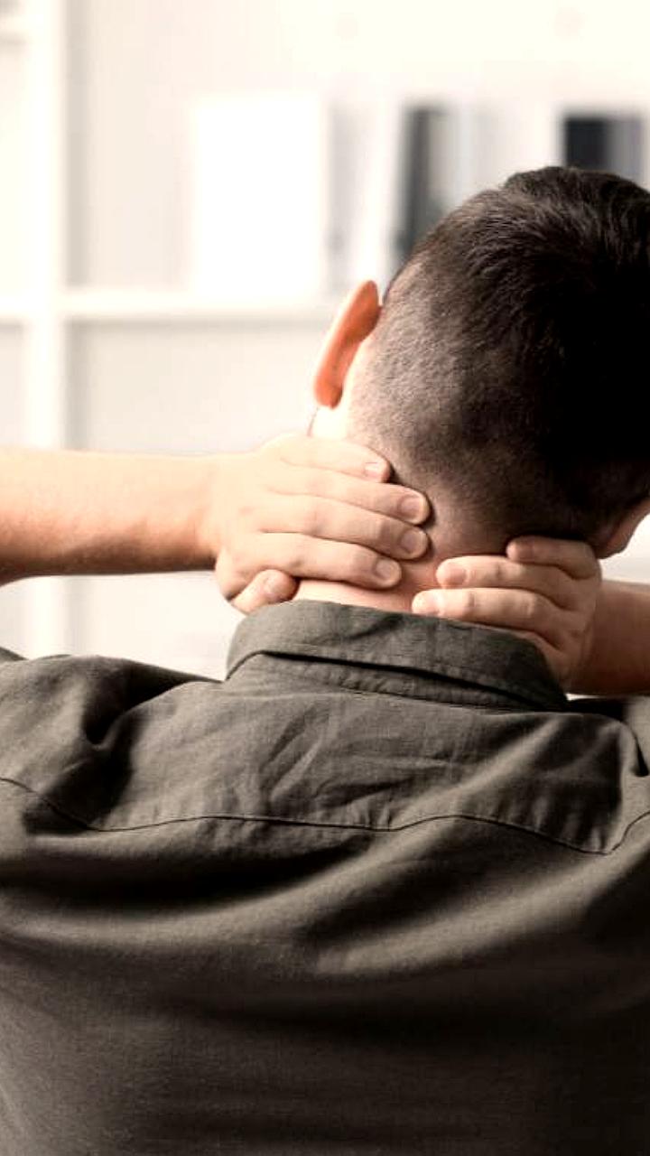 Врачи предупреждают о рисках хруста шеей: возможные последствия для здоровья