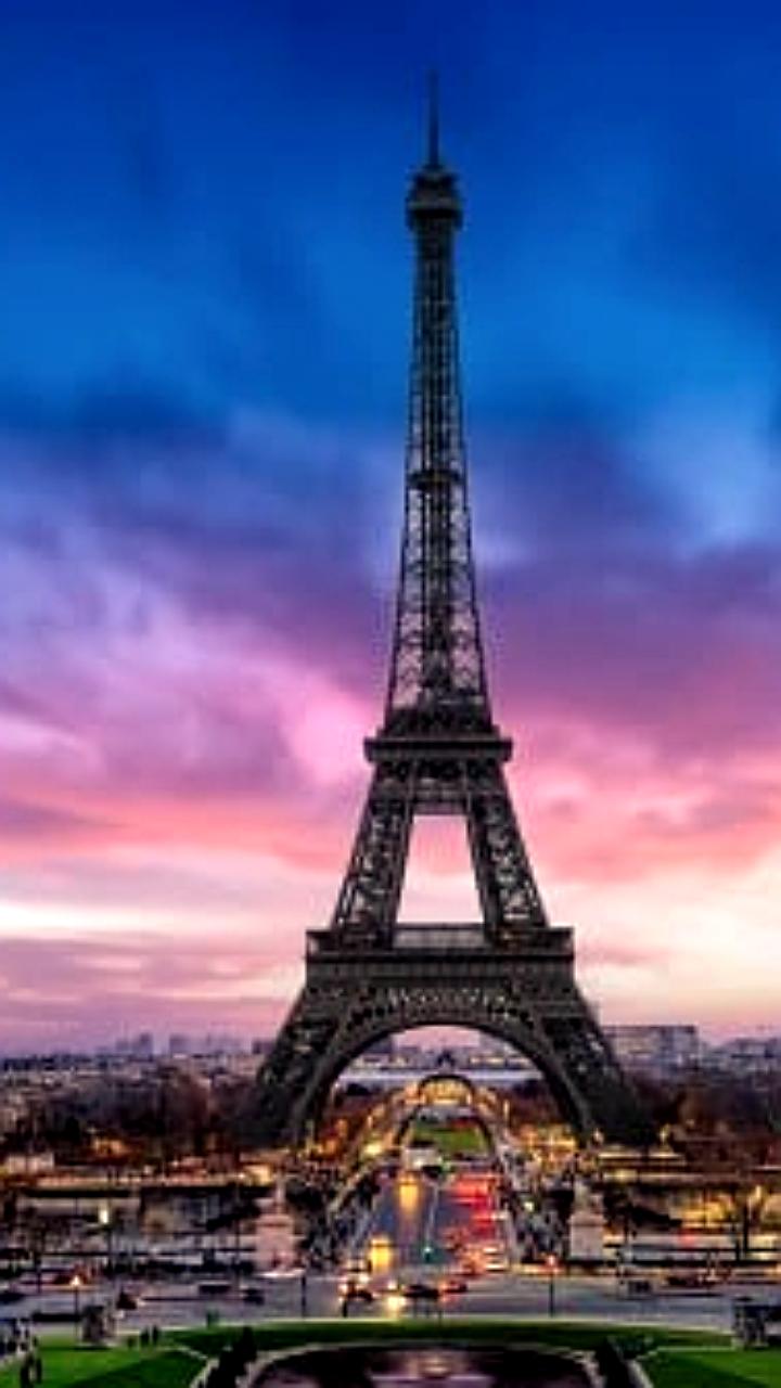 Мужчина провел ночь на Эйфелевой башне, вызвав вопросы к охране