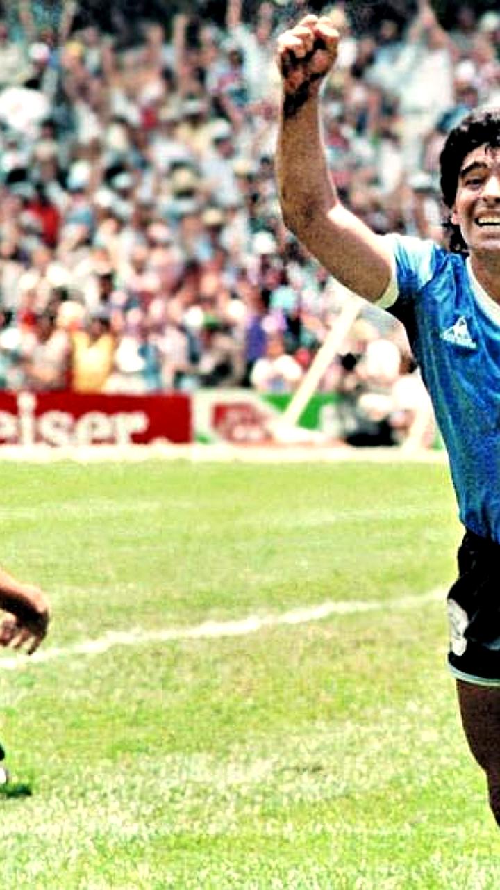 Неаполь отмечает 65-летие Диего Марадоны с провозом статуи по городу