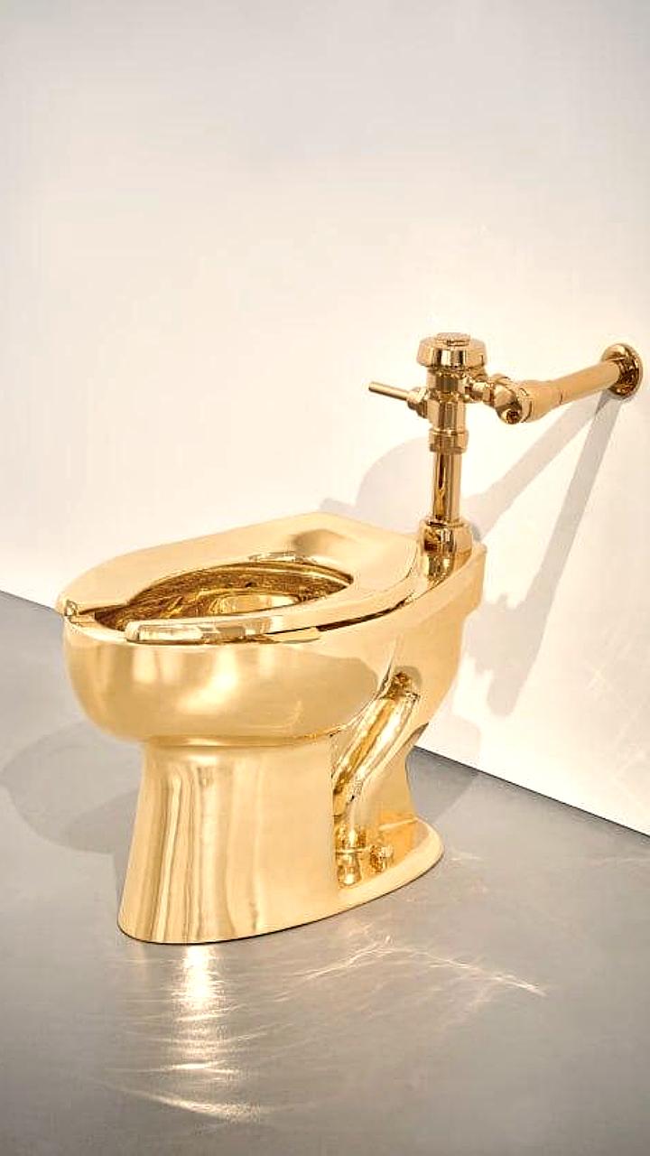 Золотой унитаз от Маурицио Каттелана выставлен на аукцион в США с начальной ценой 10 миллионов долларов
