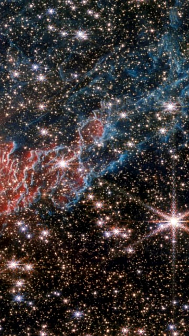 Телескопы James Webb и NGC300: новые снимки туманностей и звёздообразования