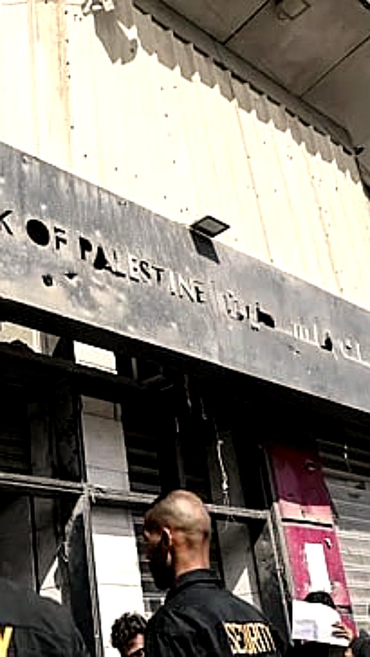 Нехватка наличных в секторе Газа после возобновления работы банков