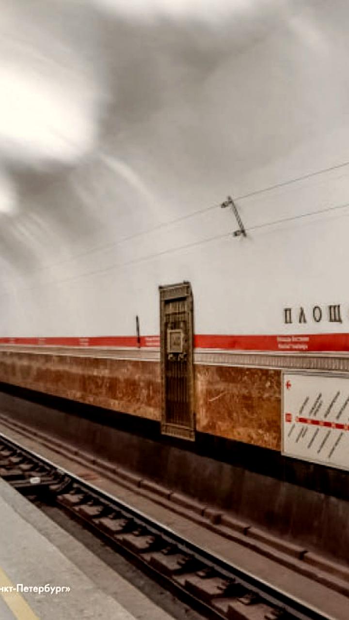 Пассажирка, упавшая на пути в петербургском метро, скончалась