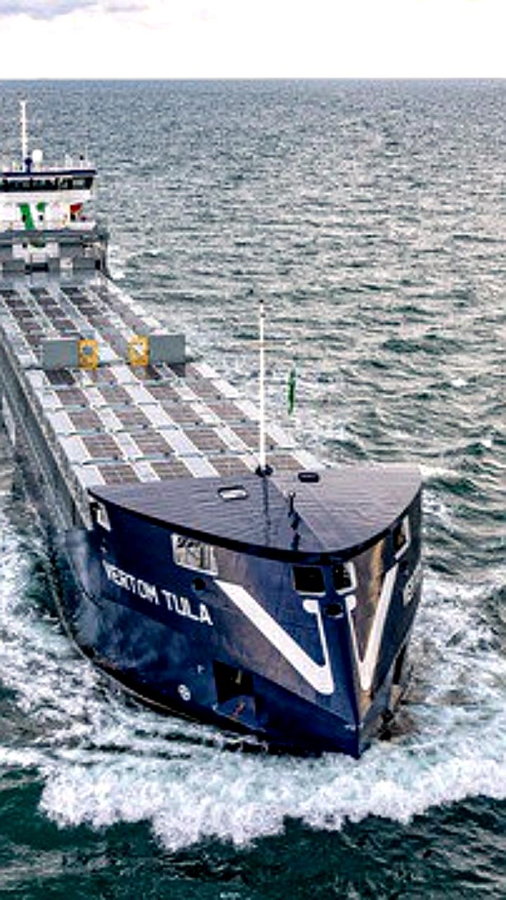 Запуск первой в мире вертикальной плавучей солнечной электростанции и установка солнечной системы на морском судне