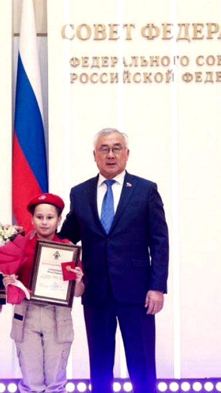 Девочка из Петровска получила медаль за мужество после спасения одноклассника от собаки