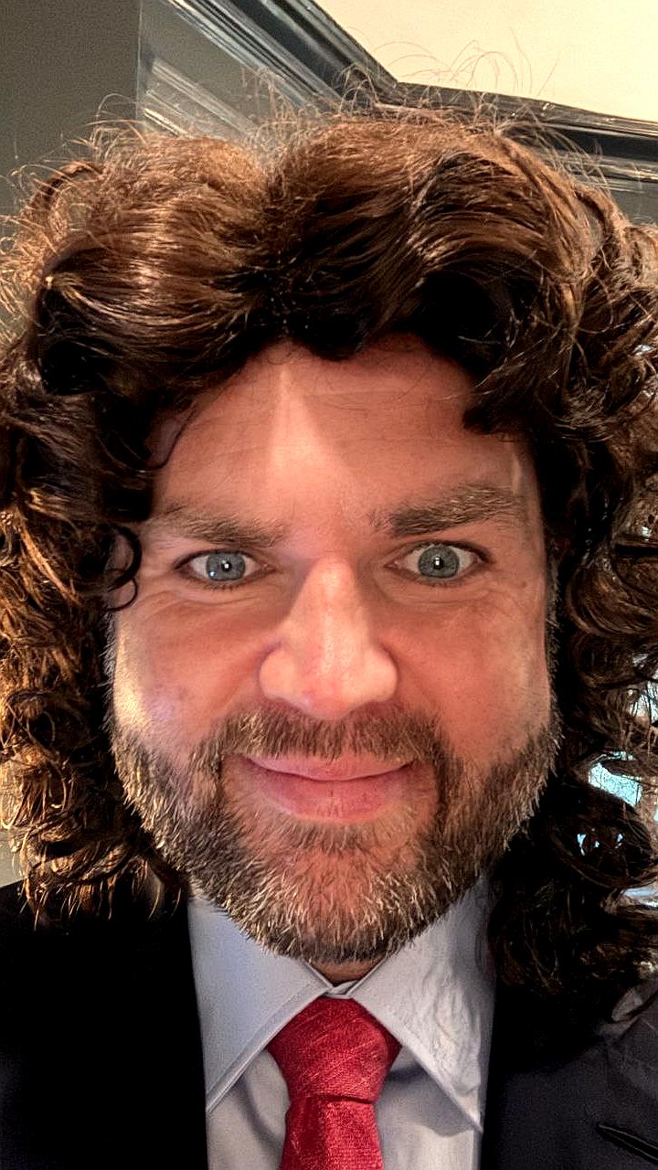 Вице-президент США Джей Ди Вэнс удивил новым образом на Хеллоуин