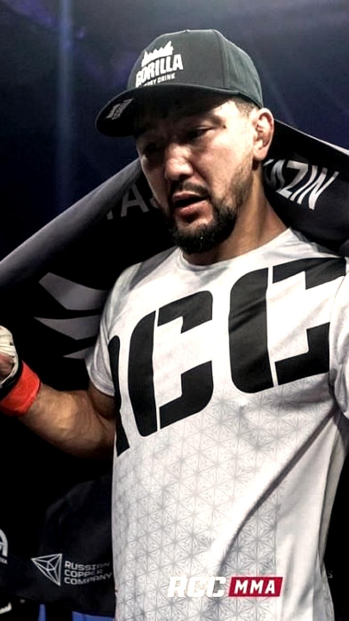 Ильяс Хамзин завоевал титул чемпиона мира по Karate Combat в среднем весе