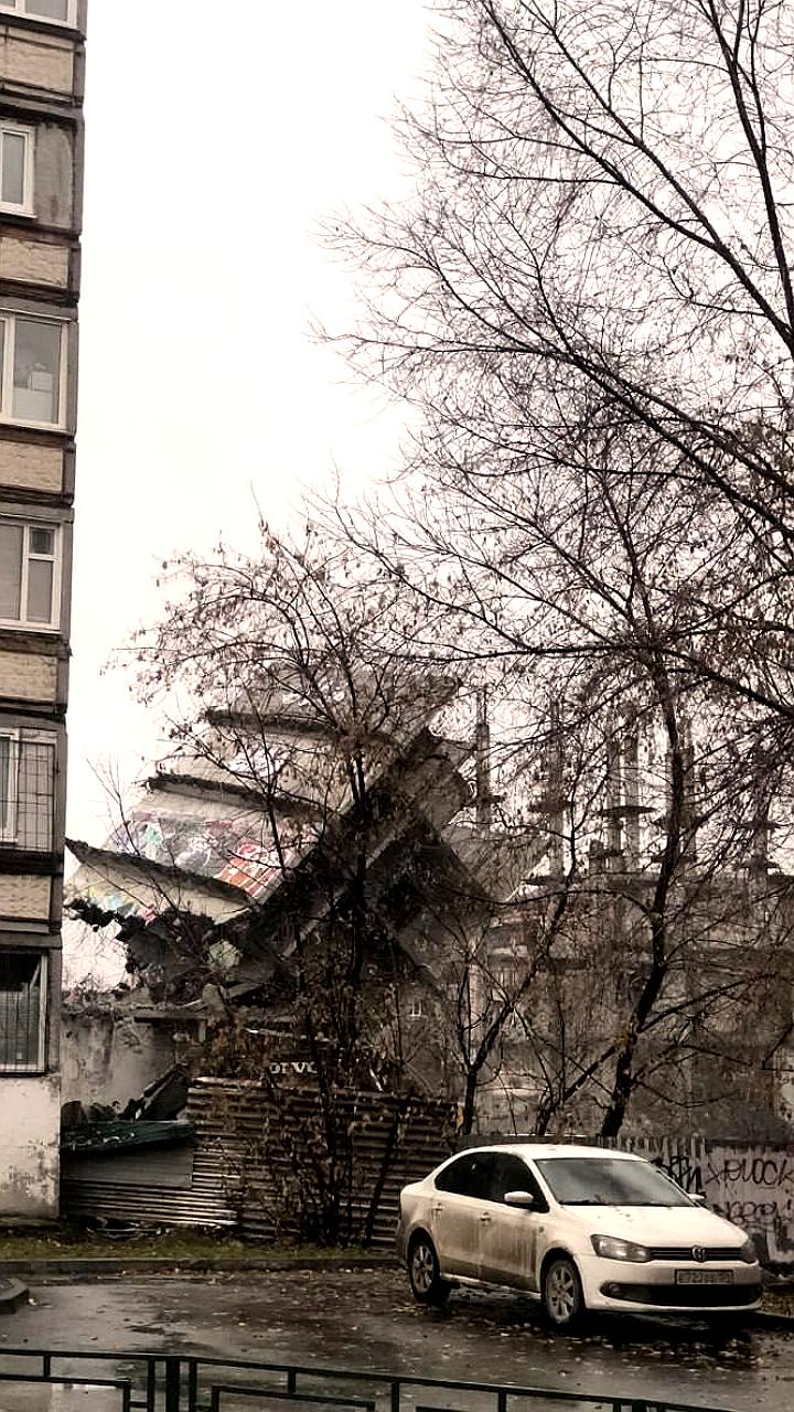 Обломки долгостроя упали на соседнее здание в Тюмени без пострадавших