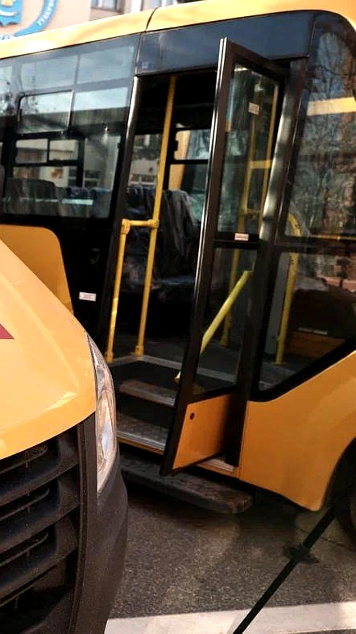 В Астраханской области и Омске передали новые школьные автобусы