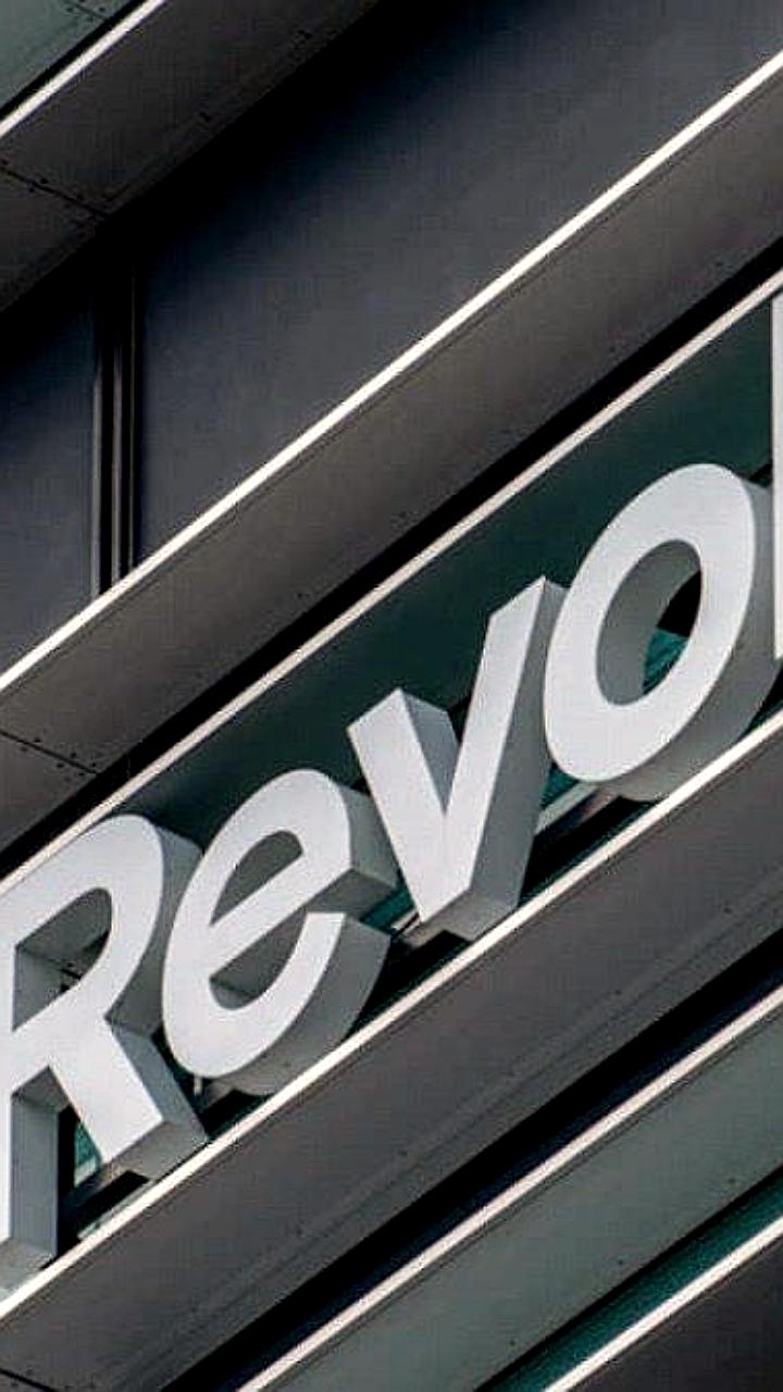 Revolut приостанавливает счета россиян без ВНЖ в ЕС