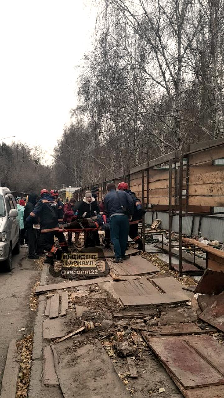 Сильный ветер в Барнауле опрокинул киоски на рынке