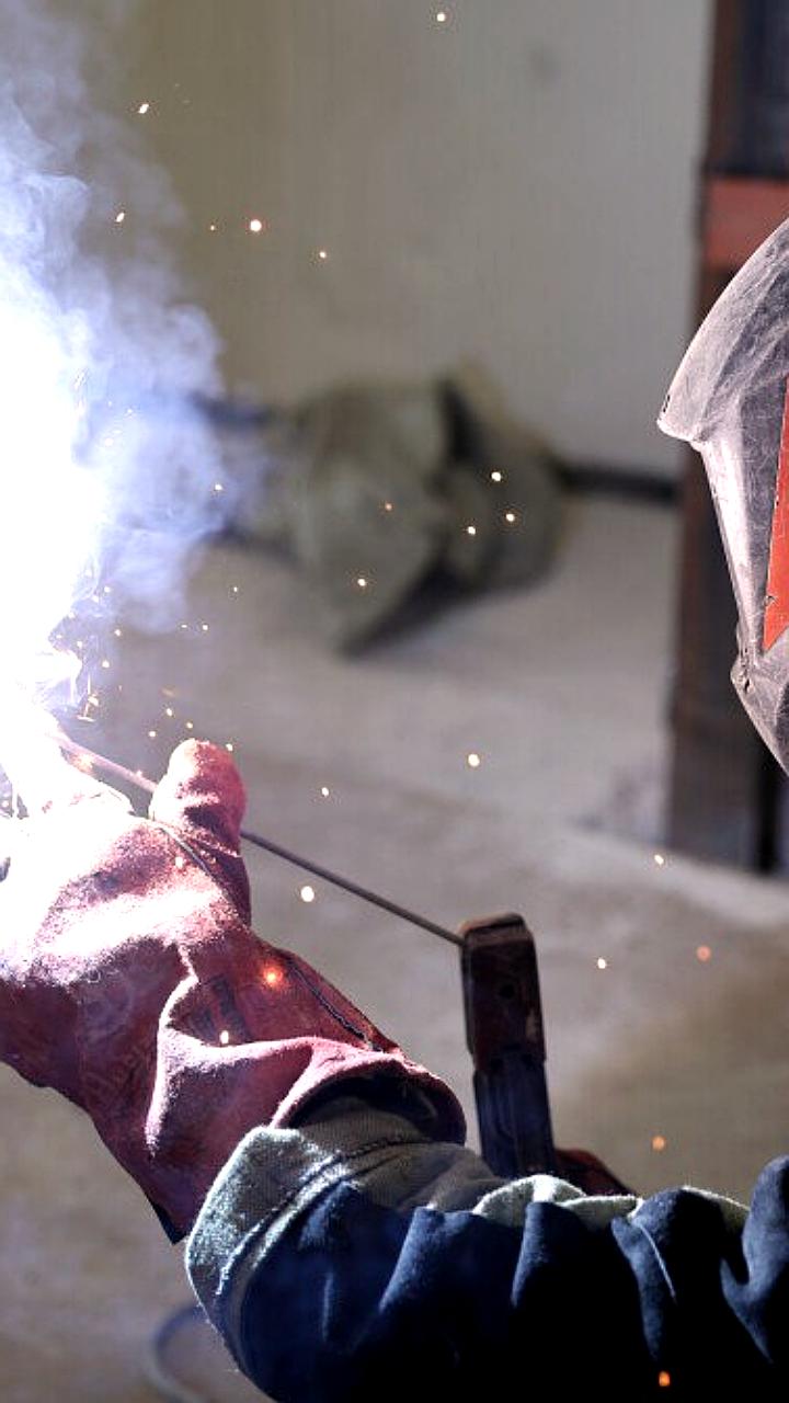 В России учрежден новый праздник - День сварщика, который будут отмечать в последнюю пятницу мая