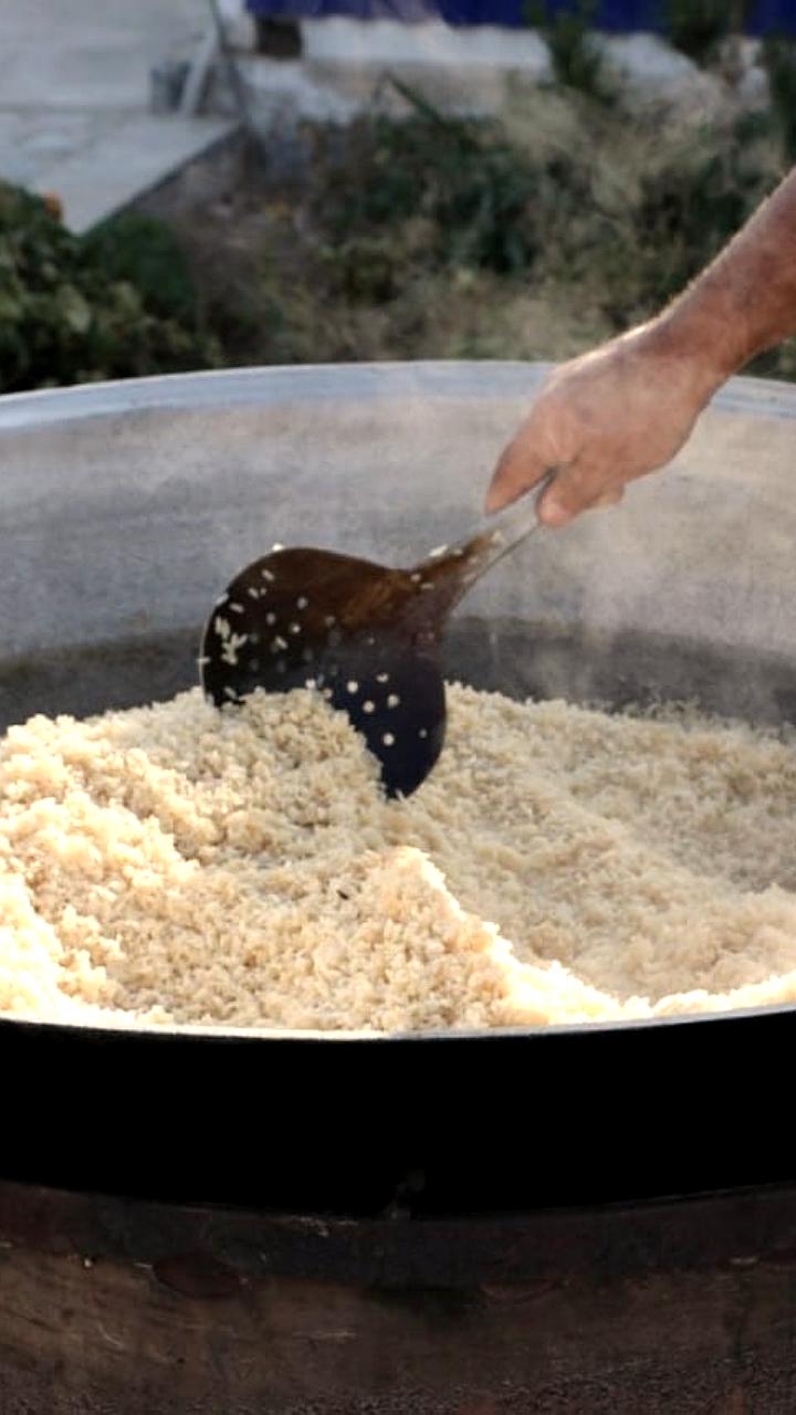 В Узбекистане мужчину оштрафовали за приготовление 14 казанов плова на свадьбе