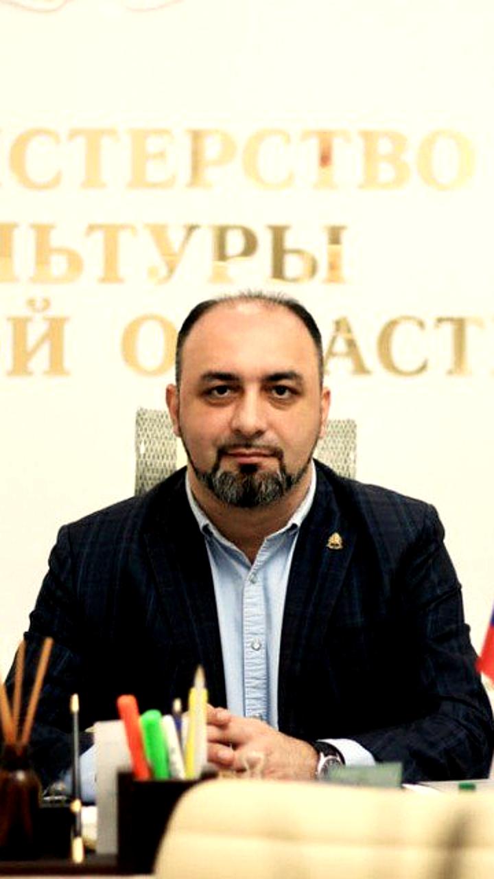 Губернатор Курской области требует улучшить организацию продажи билетов на спектакли после очередей