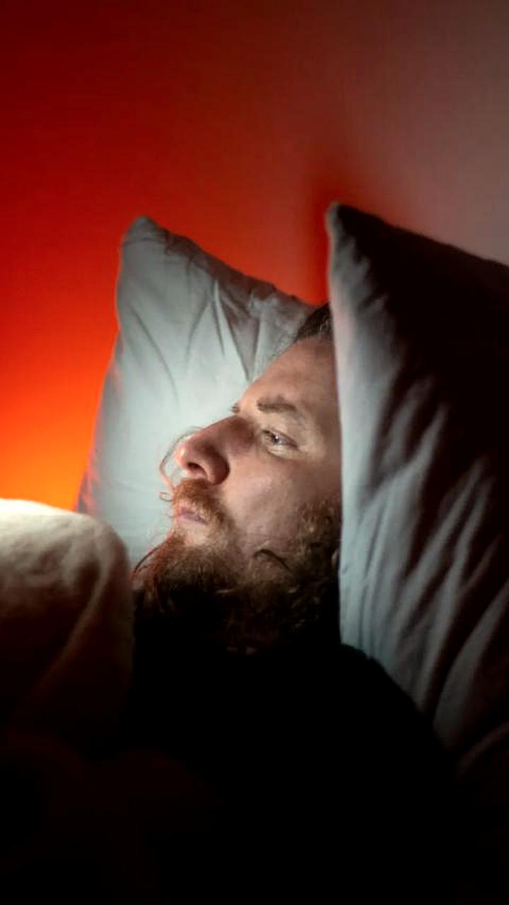 Учёные предупреждают о рисках вечернего использования телефонов перед сном