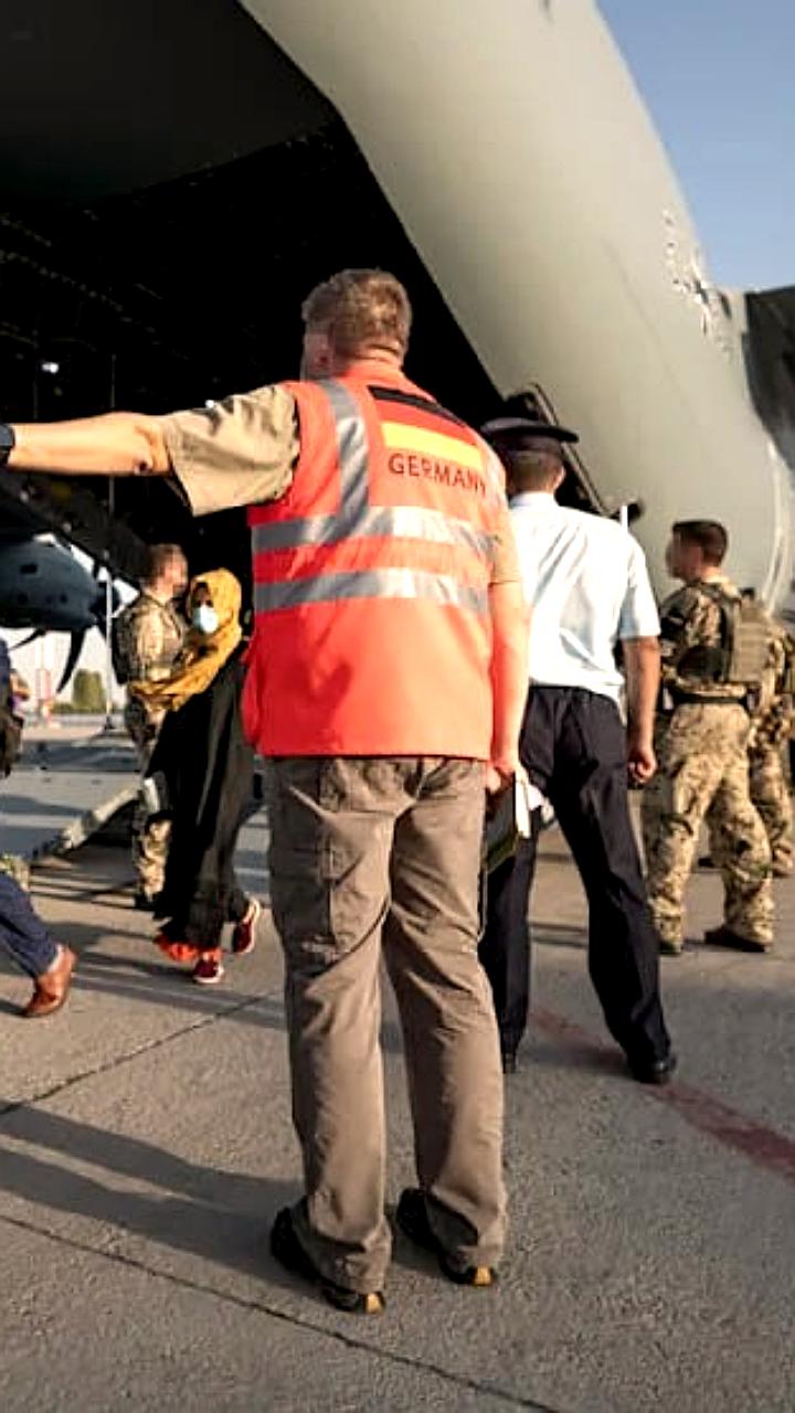 ФРГ предлагает денежные выплаты афганцам за отказ от виз