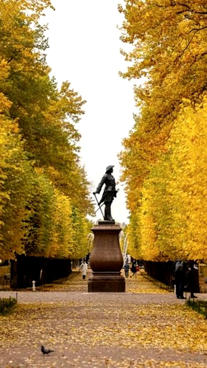 Петергоф завершает сезон фонтанов: парки открыты ежедневно и бесплатно