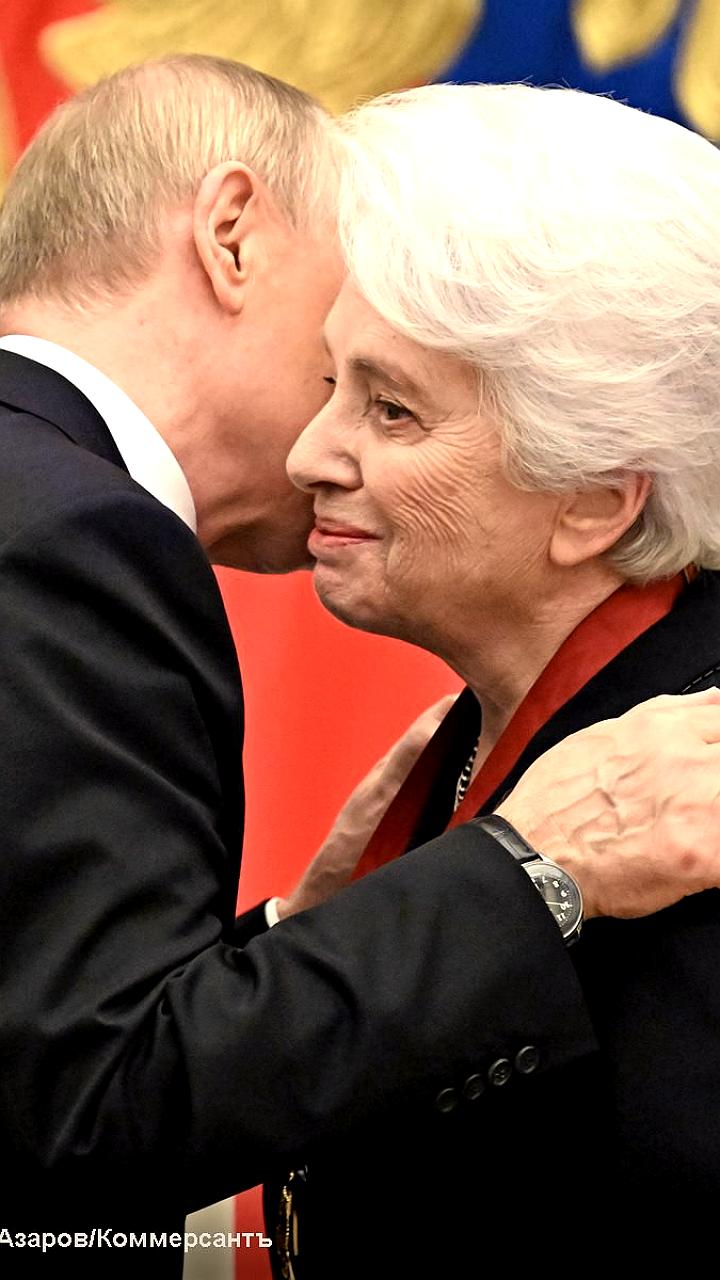 Путин наградил граждан в Кремле на церемонии с шампанским