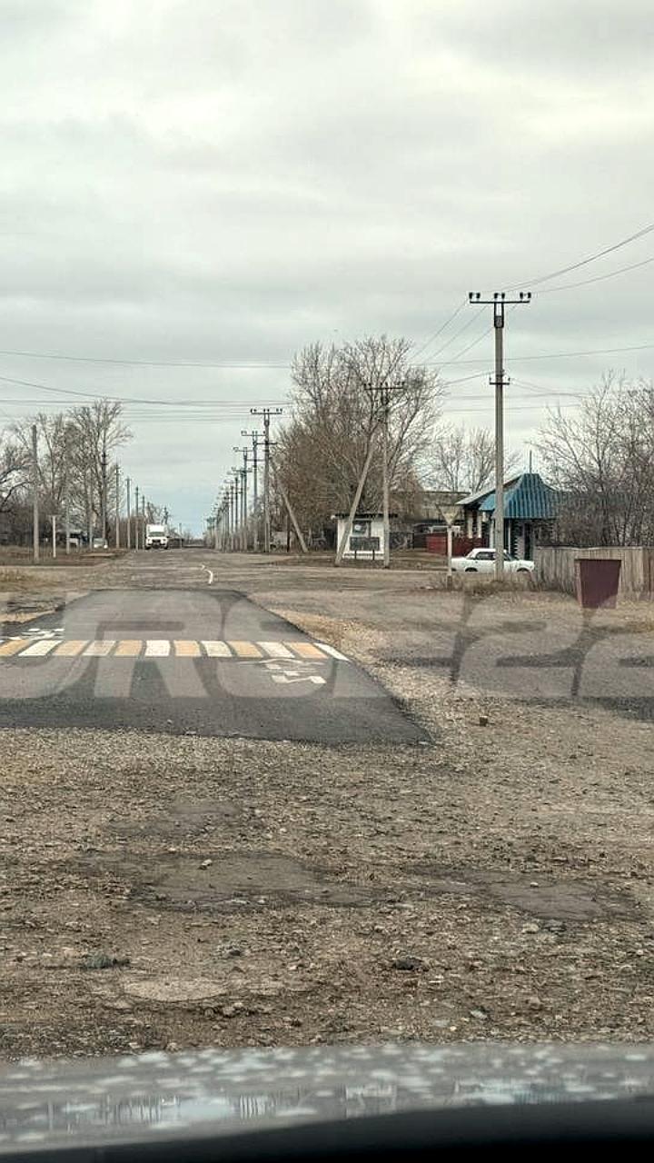 Обеспечение безопасности на дорогах: асфальтирование пешеходного перехода и ремонт тротуара у школы