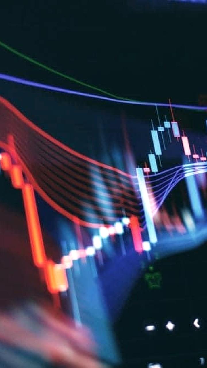 Российский рынок акций демонстрирует смешанную динамику на фоне низких объемов торгов