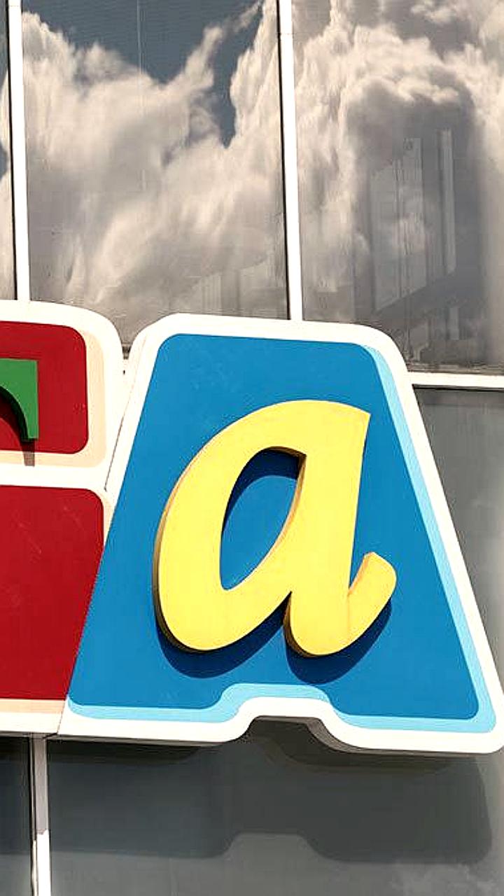 Газпромбанк передал управление сетью ТЦ Мега компании Велес Менеджмент