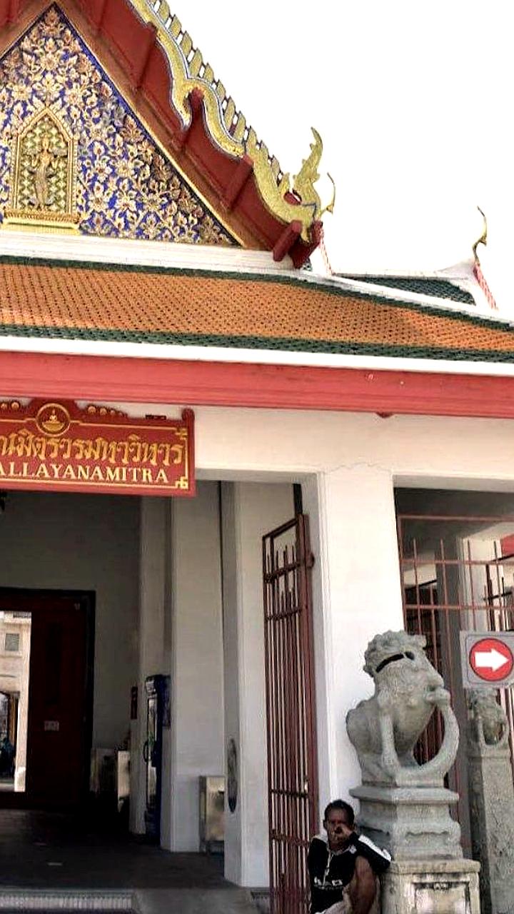 Российскому туристу в Таиланде грозит 99-летний запрет на въезд за курение в храме