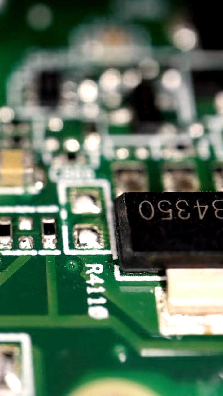 Китайские центры обработки данных обязаны использовать только отечественные чипы ИИ