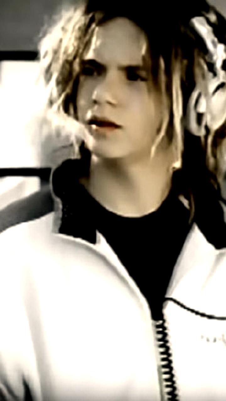 Продажи проводных наушников в России выросли на 65% благодаря молодежи