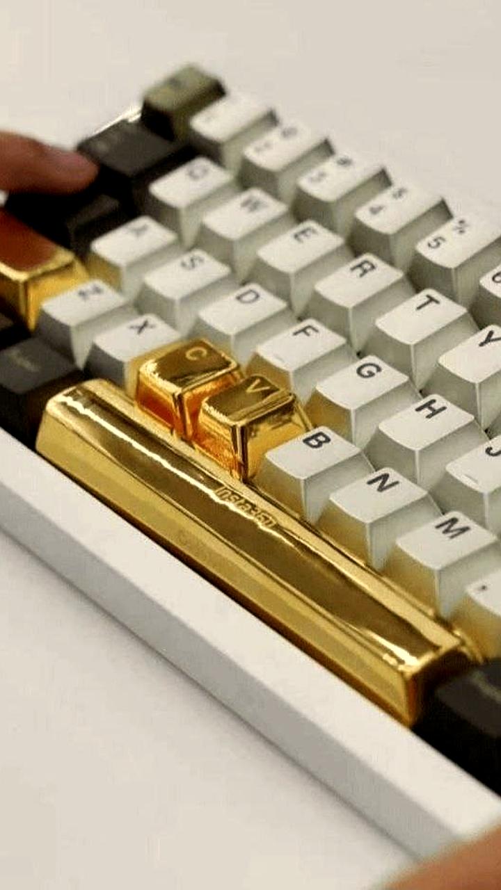 Китайская компания Insta360 наградила лучших сотрудников золотыми клавишами в честь дня программиста