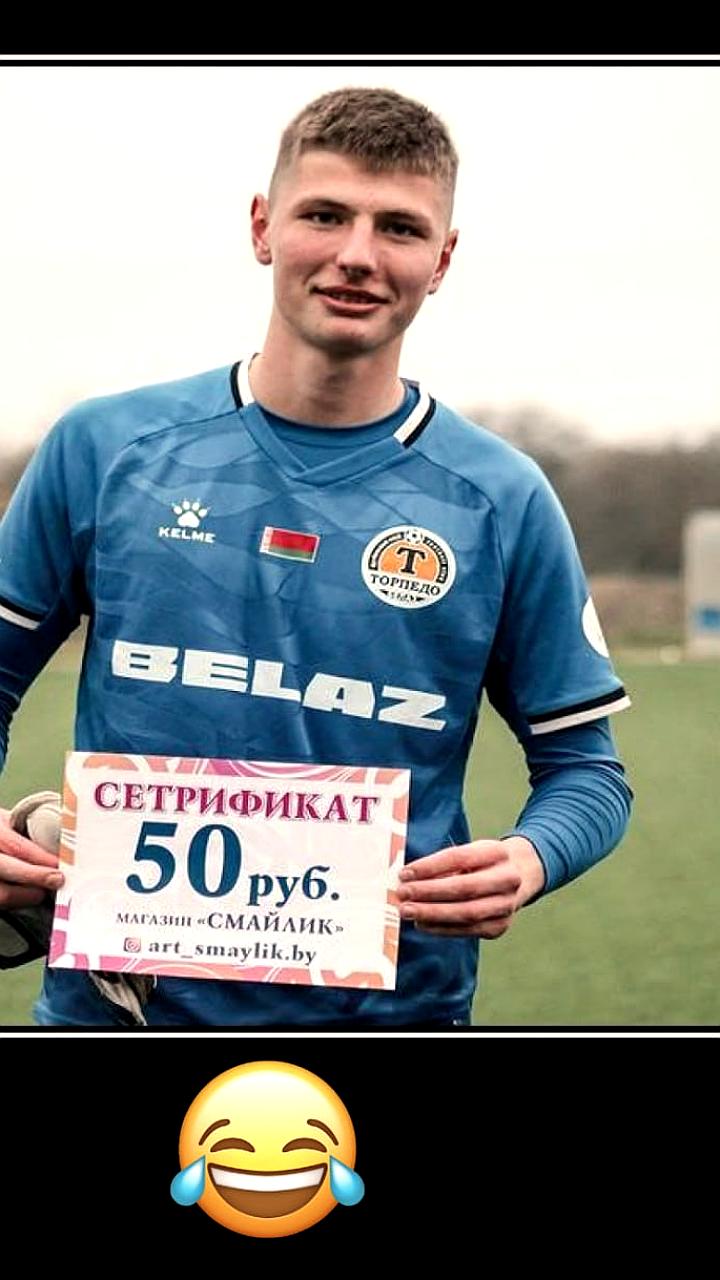 Макар Маслеников получил сертификат на 50 рублей за звание лучшего игрока матча