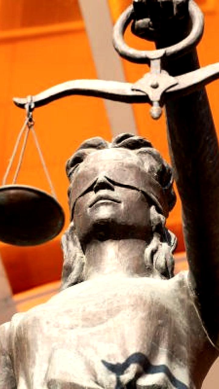 В Вологодской области пенсионерка была найдена прикованной к кровати, в Брянской области медсестра обкрадывала стариков