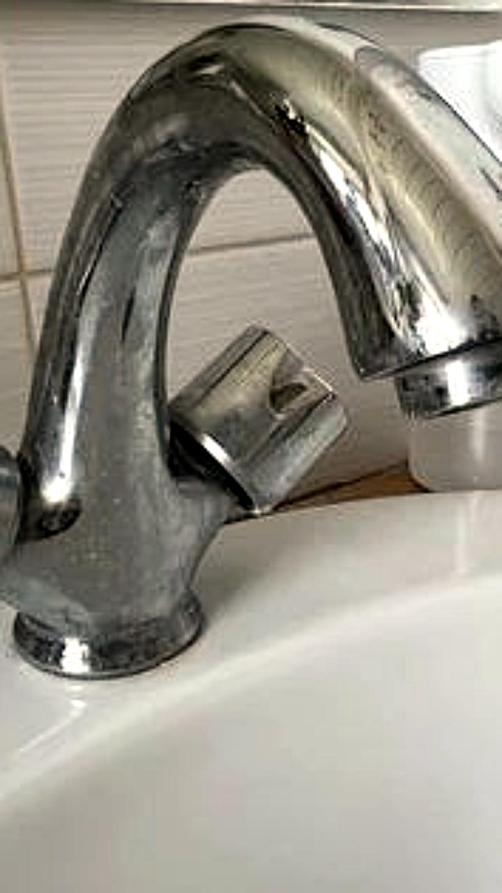 В Воронеже продолжается устранение утечки на водопроводе без отключения воды