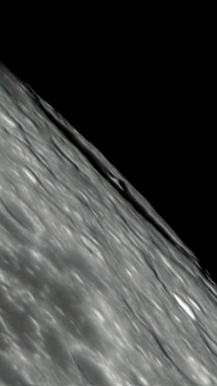 Роскосмос представил снимки лунного кратера размером с Черногорию