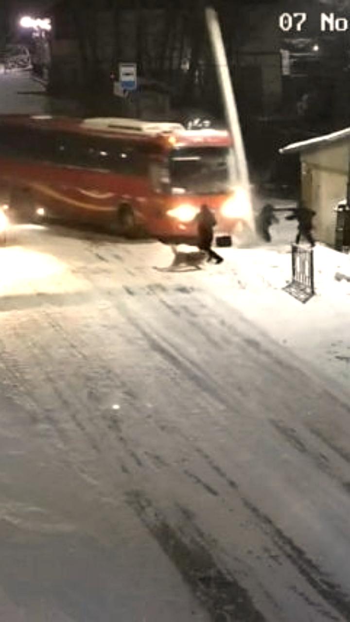 Автобус в Усть Куте снес опору ЛЭП, избегая столкновения с легковым автомобилем