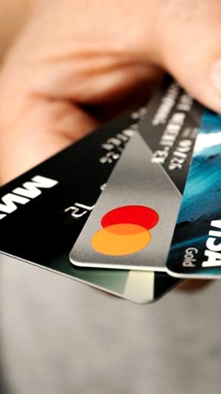 Госдума планирует ограничить количество банковских карт на человека