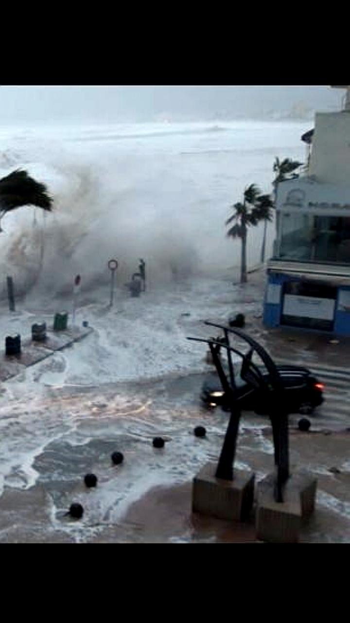 Трагические последствия мощных волн на Тенерифе: три погибших и девять пострадавших