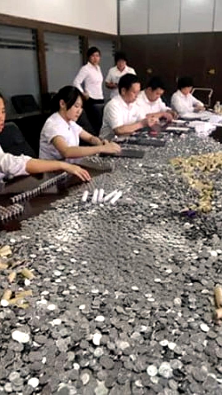 Сотрудники банка в Куньмине потратили 8 часов на пересчет монет после спора в кафе