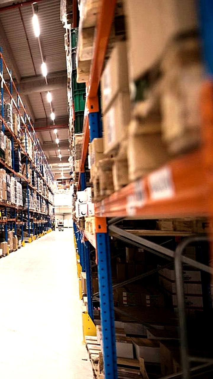 Сберлогистика ищет субарендаторов для складов в торговых центрах Мега