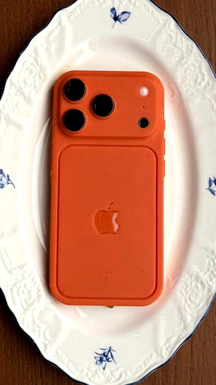 Московский ресторан AVA Bistro представил десерт в виде iPhone 17 Pro