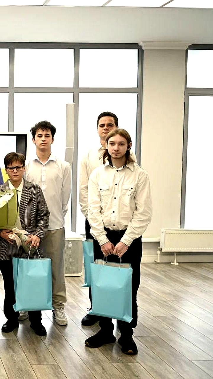 В Краснодаре детям-сиротам вручили ключи от новых квартир