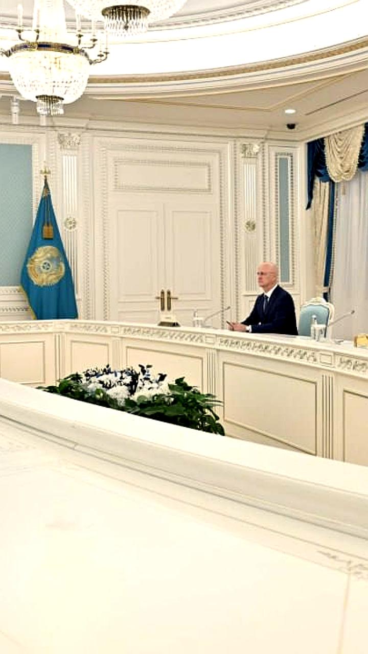 Токаев обсудил с Мантуровым предстоящий визит в Москву и наградил его орденом