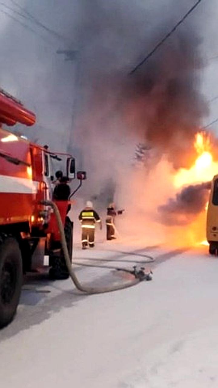 В Покровске загорелся школьный автобус, дети не пострадали