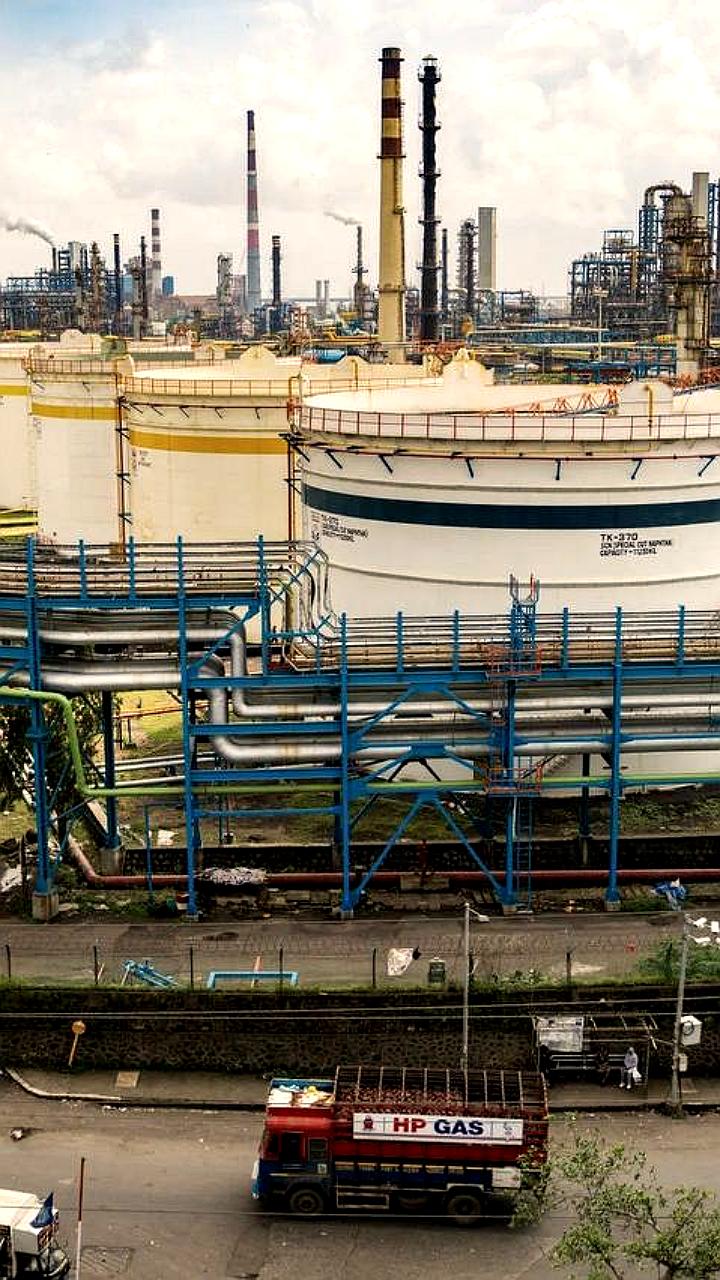 Индийские НПЗ приостановили закупки российской нефти на декабрь